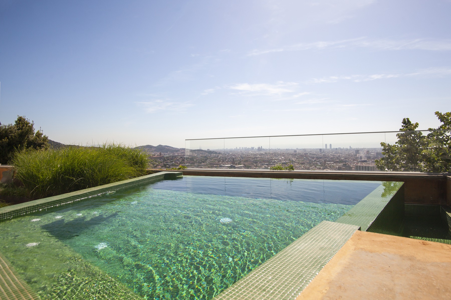 app.mge-alt - casa-de-lujo-en-venta-en-barcelona-piscina